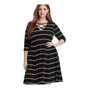 Torrid 1X Black Stripe Jersey Knit Dress Casual V-Neck 3/4 Sleeve Crepe Midi